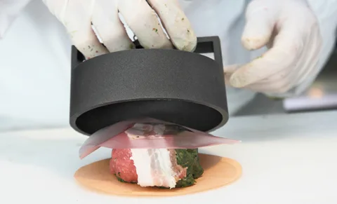 Presse à steak ronde et papiers alimentaires